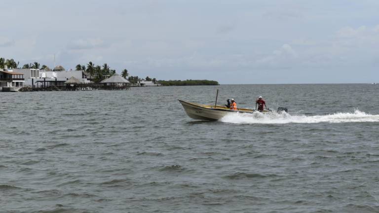 Pescadores en Altata después de que suspendieran las capturas de camarón.