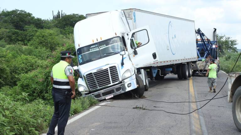 El incidente ocurrió en el kilómetro 12+100 de la Carretera Libre Mazatlán-Culiacán, a la altura de El Habal.