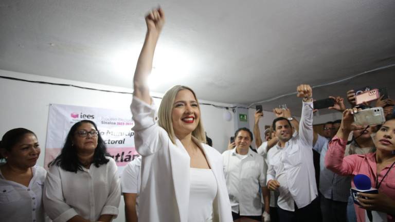 Estrella Palacios Domínguez recibe la constancia de Presidenta Electa de Mazatlán.