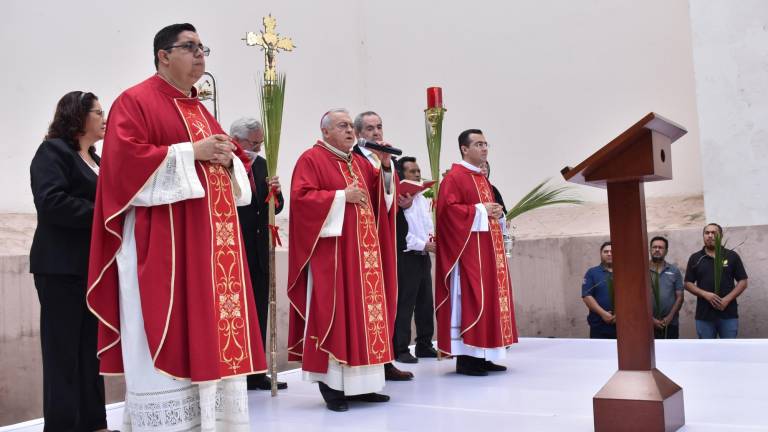 El Obispo Jonás Guerrero Corona oficia la Misa de Domingo de Ramos.