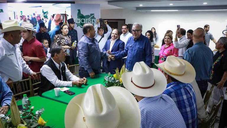 El Gobernador Rubén Rocha Moya, acompañado de líderes agrícolas, estuvo presente en el Tercer Informe de Labores de la Asociación de Agricultores Río Sinaloa Poniente.