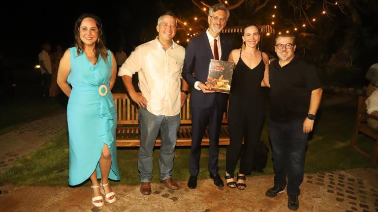 Jean-Pierre Asvazadourian, Embajador de Francia en México, entre Eryka Bernal, Cónsul Honoraria de Francia en Sinaloa, y los chefs Héctor Peniche, Andrea Lizárraga y Julián Portugal.