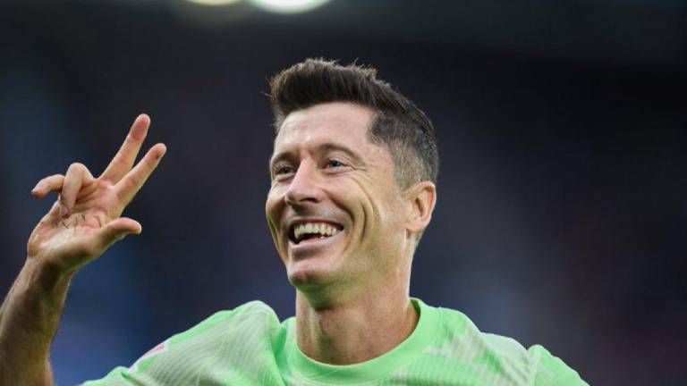 Robert Lewandowski celebra sus tres goles.