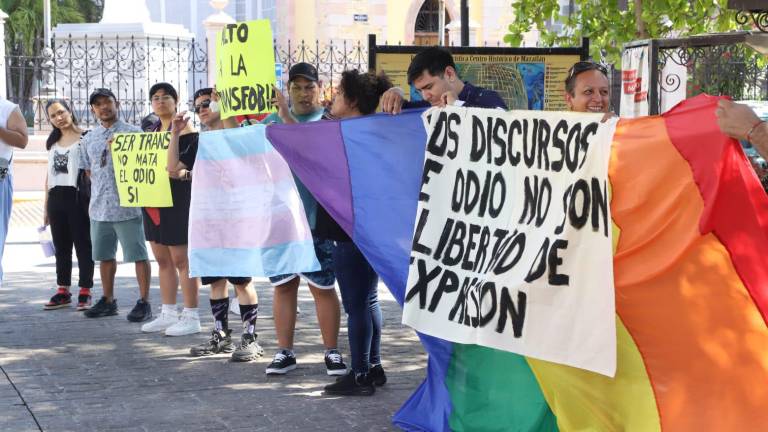 Protesta de la comunidad LGBTTIQ en el Palacio Municipal por los comentarios transfóbicos de la directora del Instituto Municipal de la Mujer.