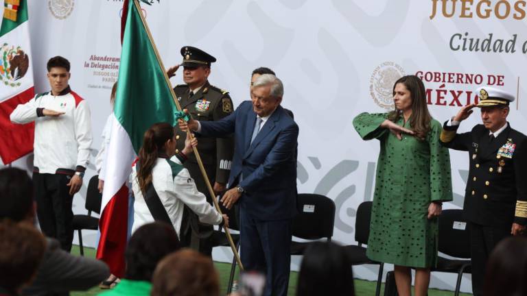 Andrés Manuel López Obrador da la bandera a Alejandra Orozco.