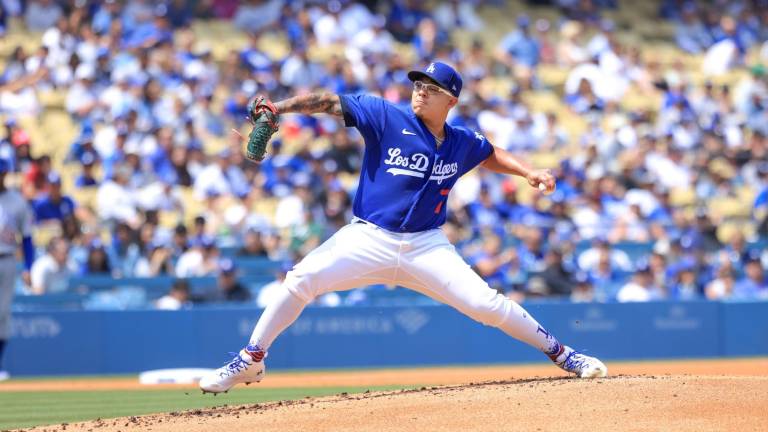 Julio Urías se lleva la derrota.