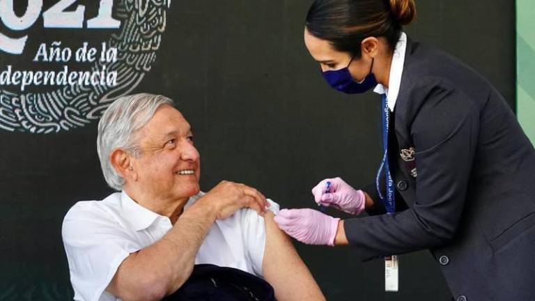 AMLO recibe vacuna de refuerzo contra Covid-19; reinicia inmunización para adultos mayores