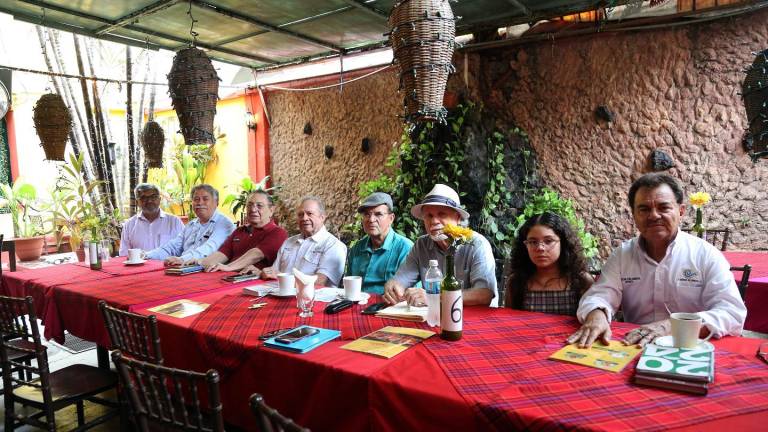 Cronistas de Sinaloa antes de partir al Congreso Nacional de la Crónica.