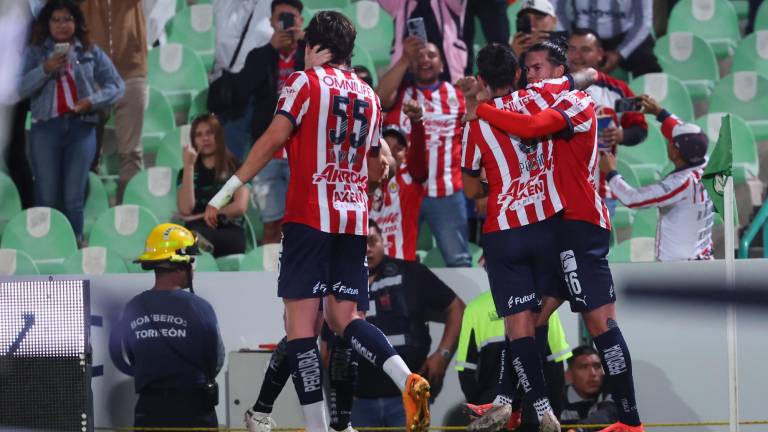 Chivas se aferra a la Liguilla directa al vencer a Santos Laguna