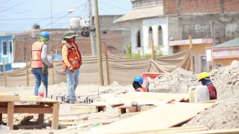 Trabajadores se ven expuestos a las altas temperaturas durante sus jornadas laborales, lo que puee desencadenar en problemas de salud.