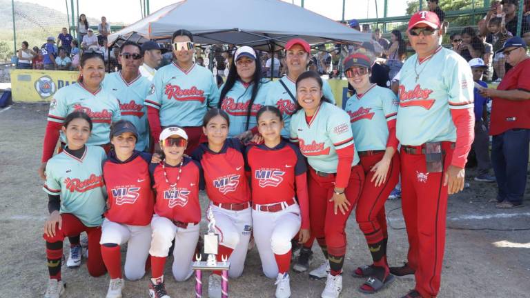 Reales continúa en ascenso en Liga de Softbol Novatas