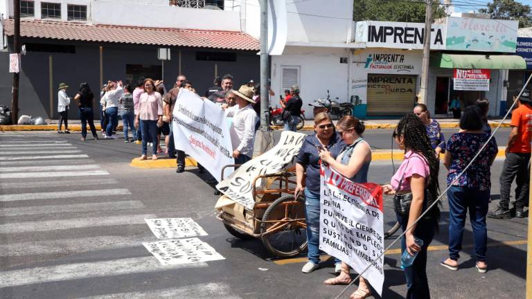 Protestan comerciantes contra carril preferencial en Mazatlán; bloquean avenidas