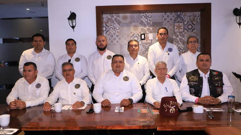 Integrantes de la Centenaria Respetable Logía Simbólica de Mazatlán número 37, festejan con una ofrenda a su fundador Manuel Bonilla y con un desayuno, los 103 años de su fundación.