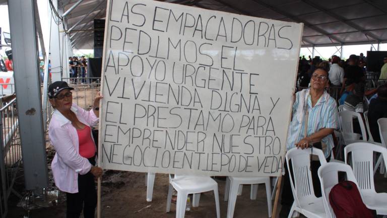 Trabajadores de la empacadora de camarón de la congeladora “La Unión” hacen peticiones a las autoridades federales.