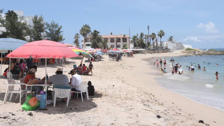 Las sillas, mesas y sombrillas dejan poco espacio para los visitantes.