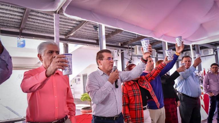 Personal del Ayuntamiento de Mazatlán realizó el tradicional brindis navideño en el patio central del Palacio Municipal.