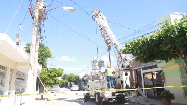 Alrededor de las 14:00 horas, personal de la Comisión Federal de Electricidad arribó a la calle Osa Mayor.