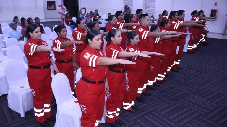 Los graduados rindieron protesta y recibieron reconocimientos.