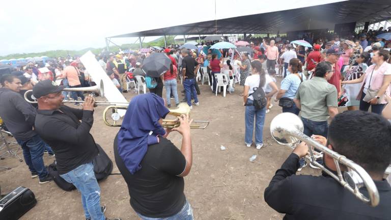 La gente en El Matadero quiere ver a AMLO.