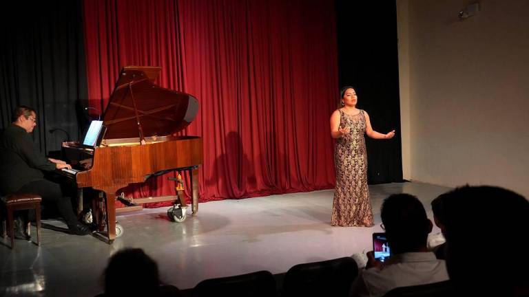 La soprano guatemalteca Sheyli Batzin deleitó a los presentes con su voz.