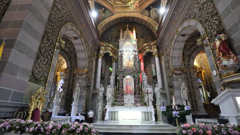 El padre Adán Pazos, Vicario de la Diócesis de Mazatlán, informó que este 11 de diciembre, se rezará el rosario, luego se realizará una misa a las 23:00 horas, y al terminar, se cantarán las mañanitas.