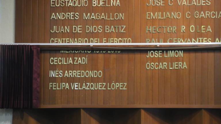 Cecilia Zadí, Inés Arredondo, Felipa Velázquez, José Limón y Óscar Liera, en el muro de honor del Congreso del Estado.