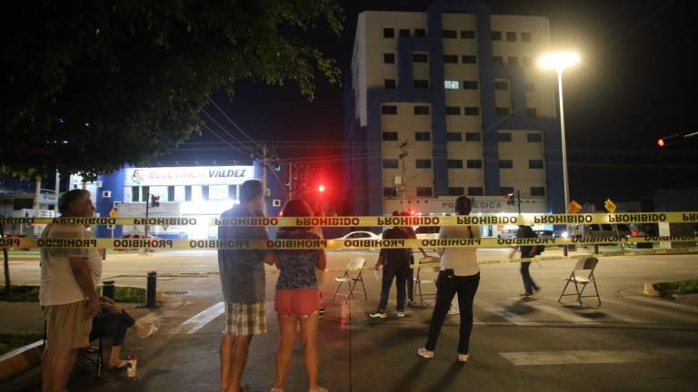 En Lomas de Mazatlán vecinos bloquean calle de manera indefinida; se oponen a funeraria en la zona