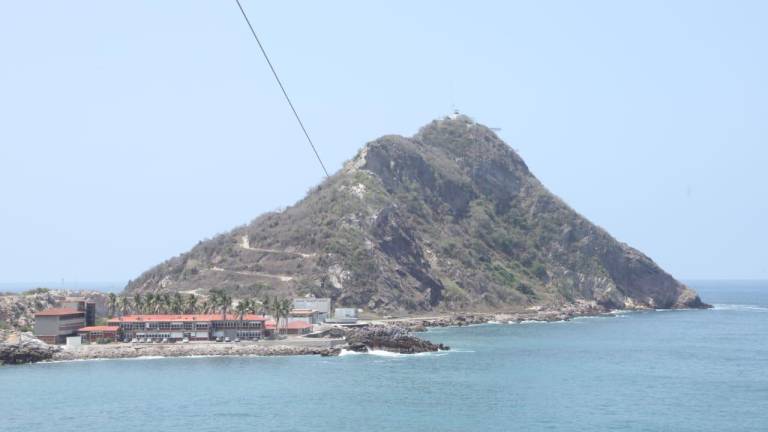 Instalan cable de tirolesa del Cerro del Crestón al Cerro del Vigía