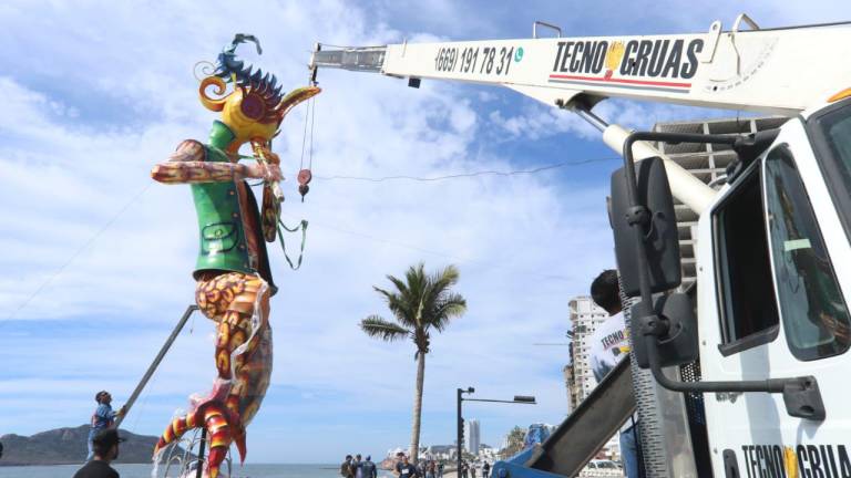 Durante el transcurso del medio día instalaron 3 de los monigotes en el malecón.