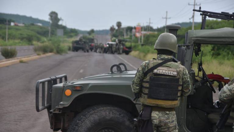 Elementos del Ejército Mexicano durante un operativo al sur de Culiacán.