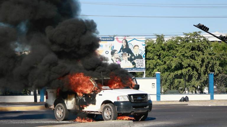 Vehículos han sido tomados y quemados en Culiacán durante la jornada violenta de este jueves.