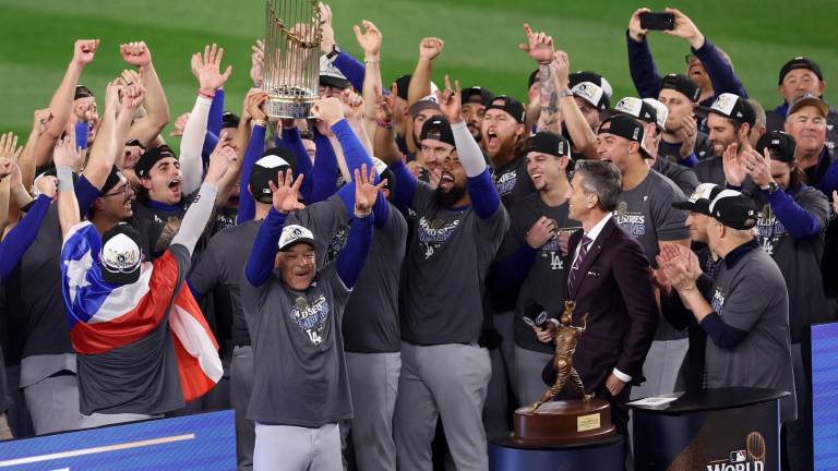 Dodgers celebran tras acabar el juego.