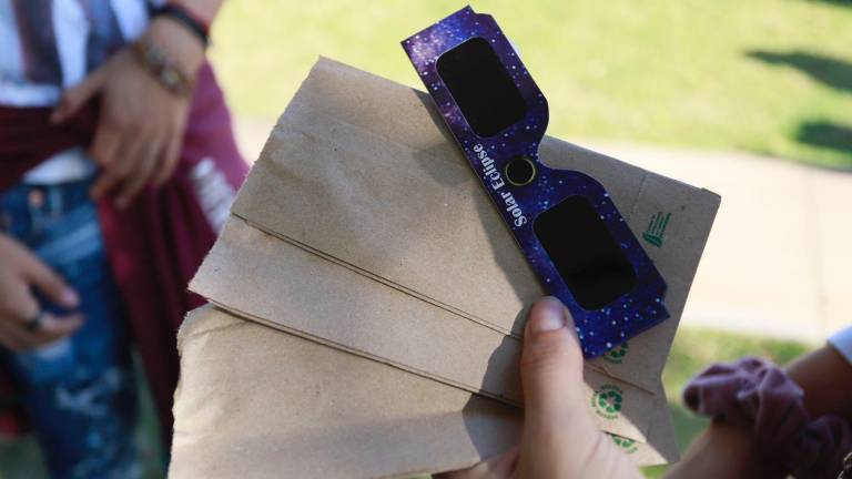 La demanda en el evento del Centro de Ciencias de Sinaloa fue tanta que los lentes para ver el eclipse resultaron insuficientes.