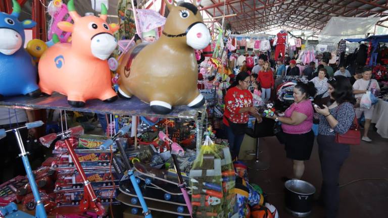 Abarrotan tianguis de la Juárez por compras navideñas, en Mazatlán