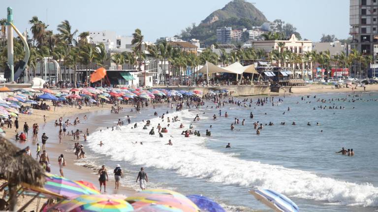 Las playas de Mazatlán atrajeron a cientos de visitantes durante el fin de semana, quienes disfrutaron de la arena y el mar.