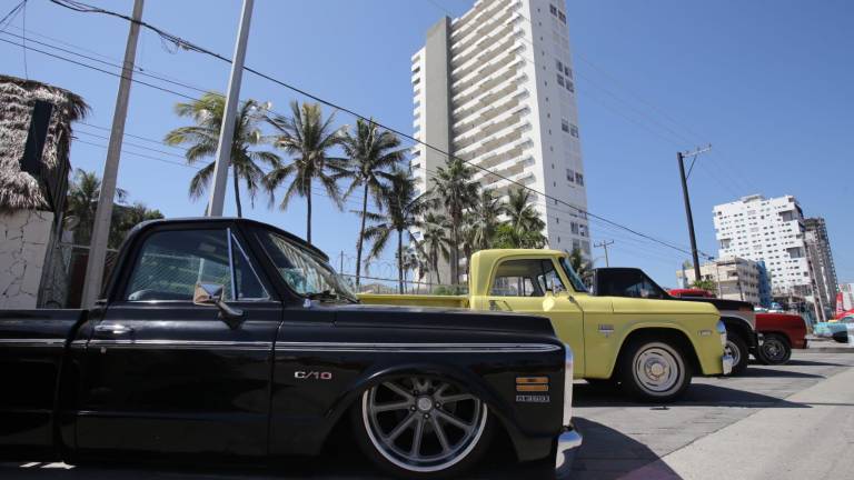 A lo largo de la avenida sede se pudo observar decenas de camionetas y autos.