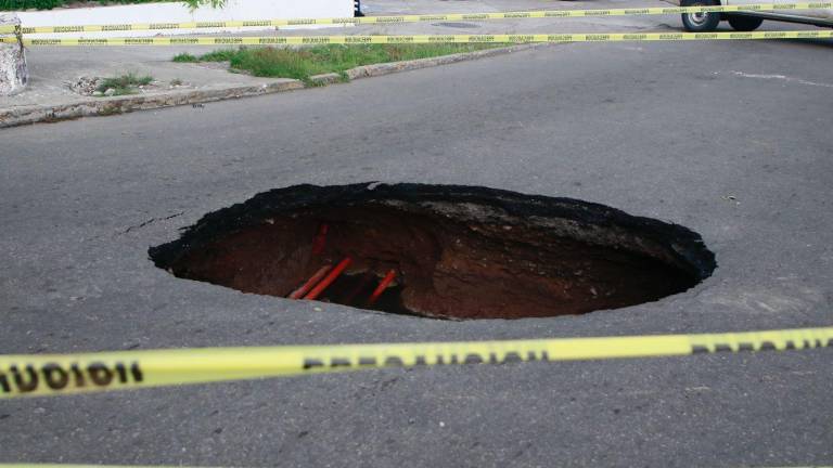 Socavón que se abrió en el sector Humaya, en Culiacán, por colapso de red de drenaje.