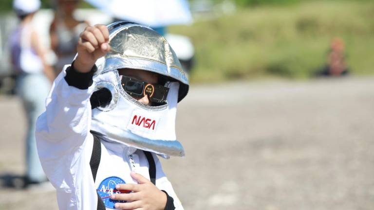 Emiliano y su traje de astronauta fueron la sensación este sábado en la observación del eclipse organizada por Samaz y el Faro Mazatlán.