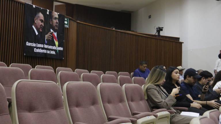 En el Congreso de Sinaloa instalaron una lona contra Genaro García Luna y Felipe Calderón Hinojosa.