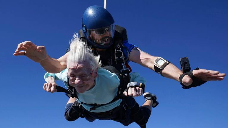 Dorothy Hoffner salta en paracaídas a los 104 años.
