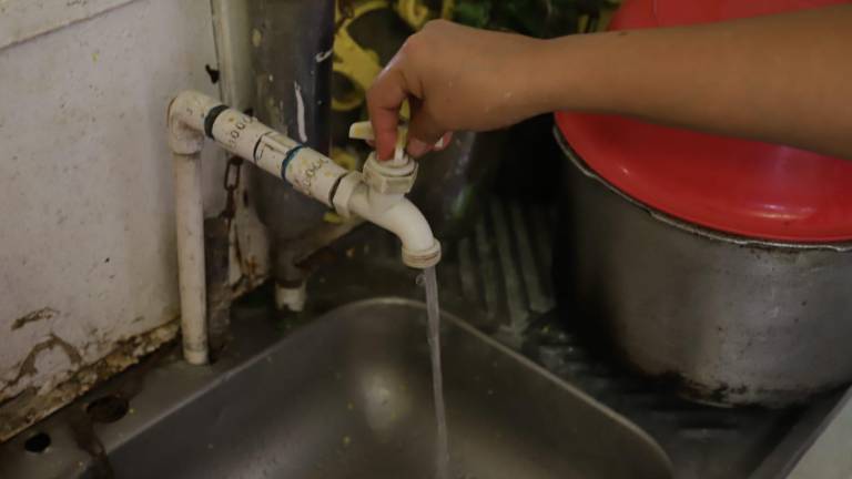 El suministro de agua potable se mantenía este jueves en el Centro de Mazatlán.