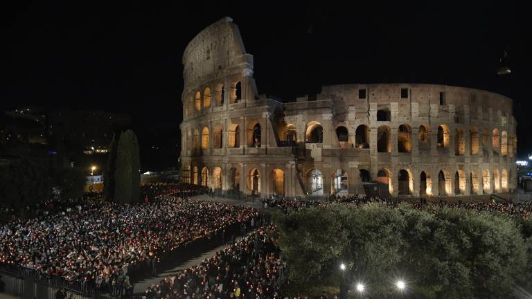 Alzan las voces de paz contra la guerra en Viacrucis en Coliseo Romano