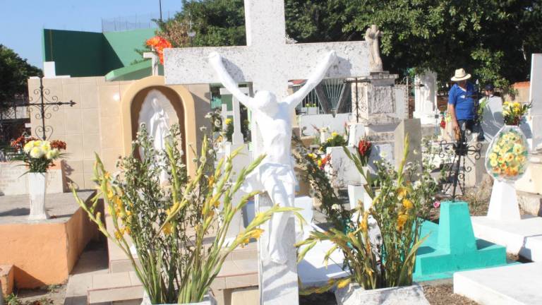 Familias llevaron flores a las tumbas de sus seres queridos.