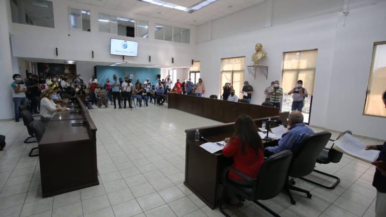 El Alcalde Luis Guillermo Benítez Torres durante la sesión de Cabildo este sábado.