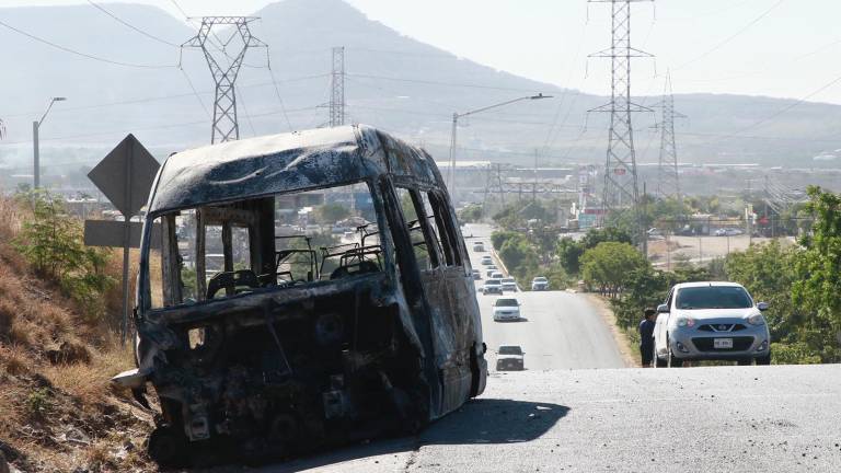 La ola de violencia de este jueves 5 de enero en Sinaloa dejó al menos 29 personas muertas, 10 de ellas elementos federales, de acuerdo al Secretario de la Defensa Nacional.