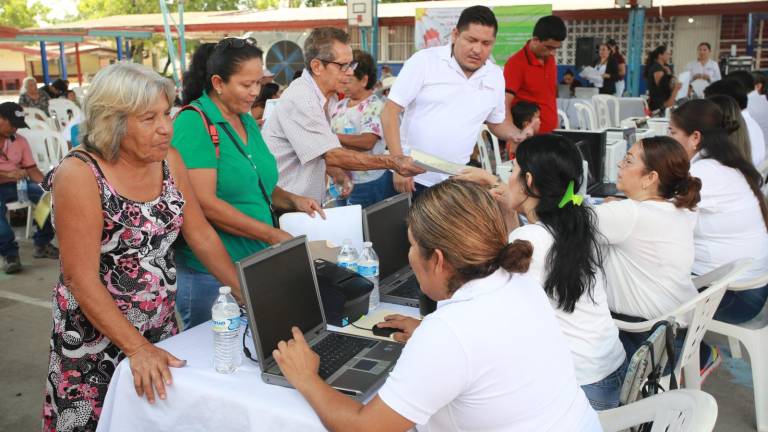 Ciudadanos acuden a la Primaria Democracia, en la colonia Urías, para llevar a cabo su registro de nacimiento.