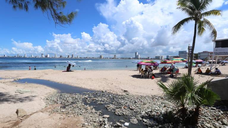 Prevalece descarga de aguas negras hacia Playa Pinitos, en Mazatlán; exigen solución