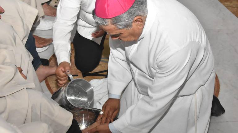 El Obispo de Culiacán Jesús José Herrera Quiñónez lavó los pies de sacerdotes en conmemoración del Jueves Santo.