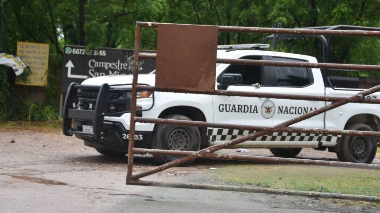 El acceso principal al recinto está limitado por agentes de la Guardia Nacional.