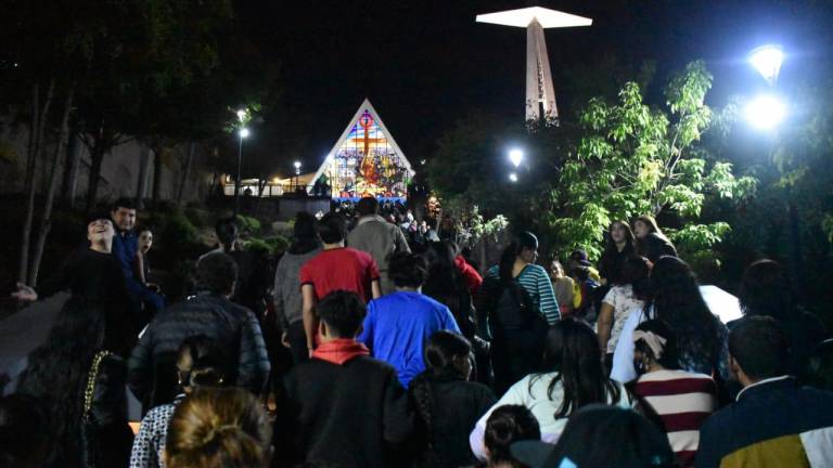 Miles de persona acuden al templo de La Lomita, en Culiacán, para venerar a la Virgen de Guadalupe.